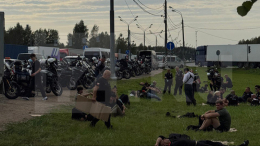 Польские байкеры-националисты устроили обряд с факелами на мемориале в Тверской области