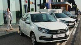 Остается лидером: Lada Granta стала самой популярной отечественной моделью