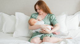 Патология или аномалия? Названа причина лактации из подмышек при кормлении