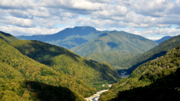 В горах Красной Поляны вторые сутки ищут пропавшего альпиниста