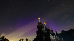 Видно через облака: над территорией России начались интенсивные полярные сияния