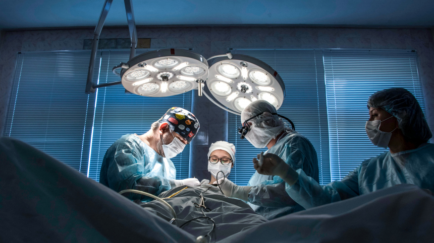 «Губы „уточкой“»: названы тревожные симптомы после пластических операций