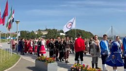 Во Владивостоке началось шествие с большой Георгиевской лентой