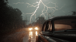 Ты точно знаешь, как спастись от удара молнии? Эти ошибки могут стоить жизни