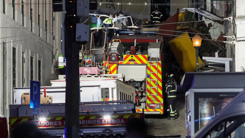 В Лиссабоне фуникулер сошел с рельсов