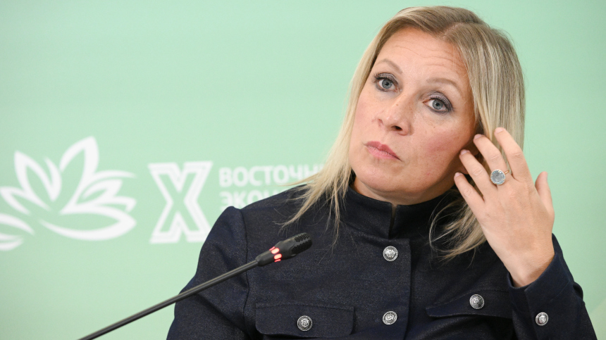 Захарова встретилась с молодыми учеными на полях ВЭФ-2025