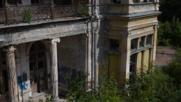 Заковать в фанеру: в Совфеде предложили способ сохранения исторических зданий