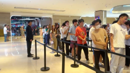 Зрители выстроились в очереди на премьере «Красного шелка» в Пекине