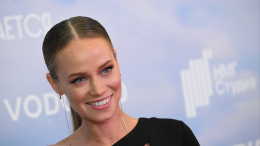 Не беременна? Жена Гарика Харламова показала фигуру на кинопремьере