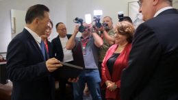 Гендиректор НМГ подарила главе CMG архивный номер «Известий» с обращением Сталина