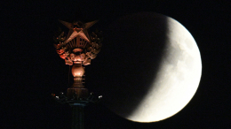 «Кровавое» лунное затмение наблюдают жители разных регионов России