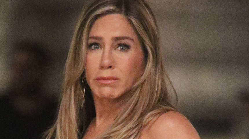 Друзья Дженнифер Энистон уверены, что её бойфренд использует актрису ради денег