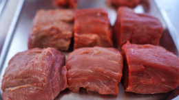 «Не гарантирует безопасности»: почему нельзя мыть сырое мясо