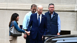 Врач объяснил появление крупного шрама на лбу Байдена