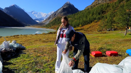 Павел Деревянко и его жена Зоя Фуць приняли участие в акции по сбору мусора на Алтае