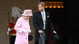 Daily Mail: Принц Гарри дарил Елизавете II секретный мобильный телефон для прямой связи