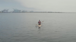 Американец сделал лодку из грибов и вышел на ней в океан