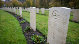 Череда трагедий: британец умер на похоронах сына в годовщину смерти внуков