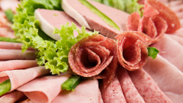 Врач предупредил о рисках появления рака из-за колбасы на завтрак