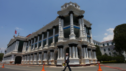 Даже не пытаются тушить: в Непале полыхает дворец комплекса Сингха Дурбар