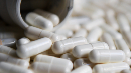 «Только разрешенные препараты»: российские врачи смогут назначать БАДы