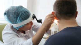 Житель Подмосковья шесть лет пытался самостоятельно избавиться от атеромы в ухе