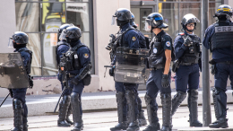 Сотни задержаны, в ход пошли водометы: как прошла ночь протестов во Франции