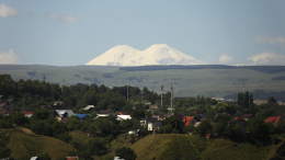 Взобрался — убери: кто замусорил весь Эльбрус и как с этим бороться