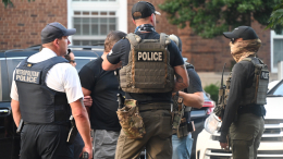 Родители держали детей в «подземелье» с фекалиями на стенах