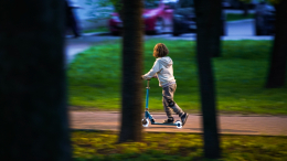 В Москве восьмилетний ребенок на самокате упал в Москву-реку