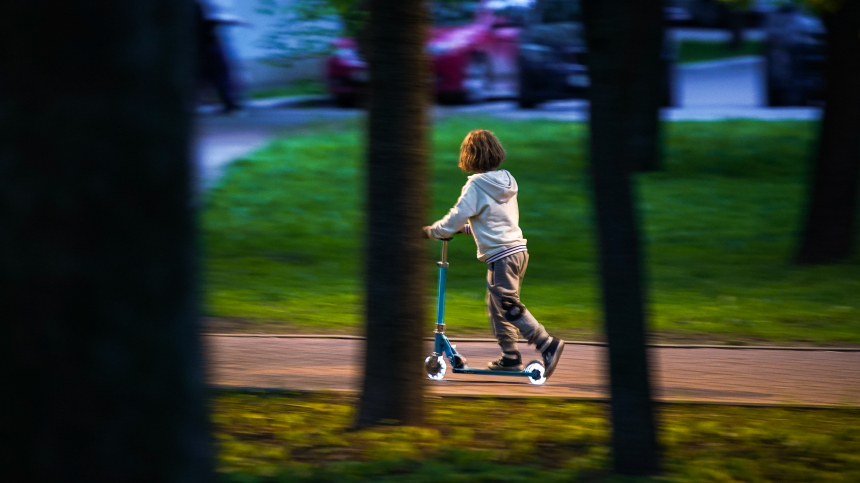 В Москве восьмилетний ребенок на самокате упал в реку