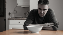 Поел и сердце стучит: кардиологи объяснили причины аритмии после приема пищи