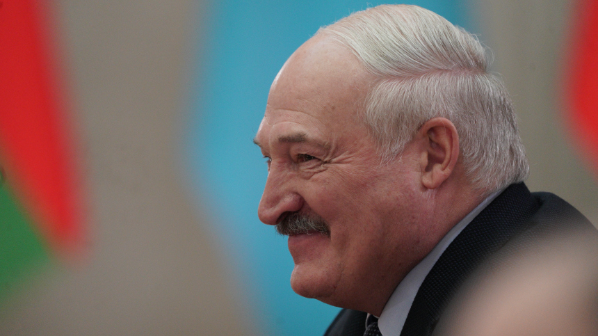 Лучший подарок — это? Лукашенко преподнес художнице уже свой любимый продукт