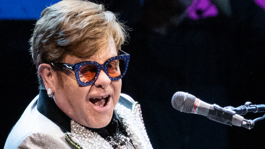 Фото: Элтон Джон испугал фанатов фотографиями из больницы