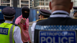 В Лондоне протестующие против мигрантов вступили в конфликт с полицией