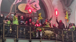 «Желтые жилеты» по-новому: Францию сковали массовые протесты против политики Макрона