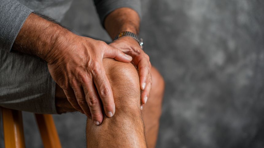 Почему у переболевших COVID-19 могут разрушаться суставы