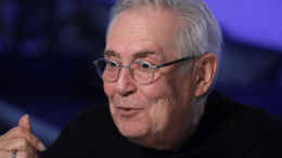 Перчатки мясника и длинные ногти: как Юрию Стоянову удается сохранять бодрость в 68 лет