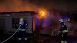 В Щербинке загорелась крыша заброшенного склада