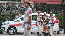 Родила от брата: в Индии школьница бросила младенца в сливной бочок и сбежала