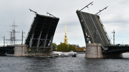 Ремонт Дворцового моста начался в Петербурге