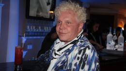 Хоронить со скидкой: тело Моисеева могут перенести на кладбище для бедных звезд