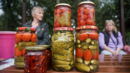 Не закатать с ботулизмом: как правильно мариновать огурцы и помидоры