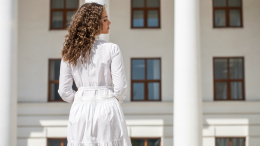 Вишня, медь и шоколад: тренды окрашивания волос осенью 2025 года