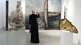 Почем лиса из гвоздей и жена художника? Самые дорогие работы ярмарки Cosmoscow-2025