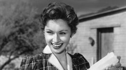 Умерла звезда сериалов «Друзья» и «Династия» Пэт Кроули