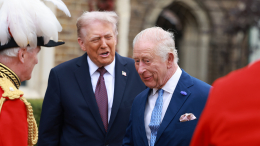 Трамп во время смотра почетного караула обогнал короля Карла III