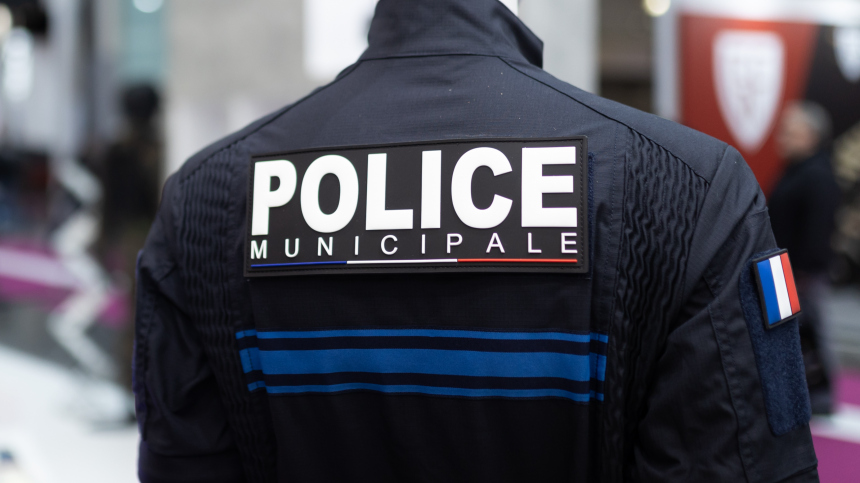 Полицейский изнасиловал британку на глазах у коллеги