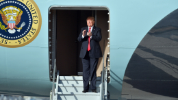 Самолет Трампа чуть не столкнулся с пассажирским лайнером