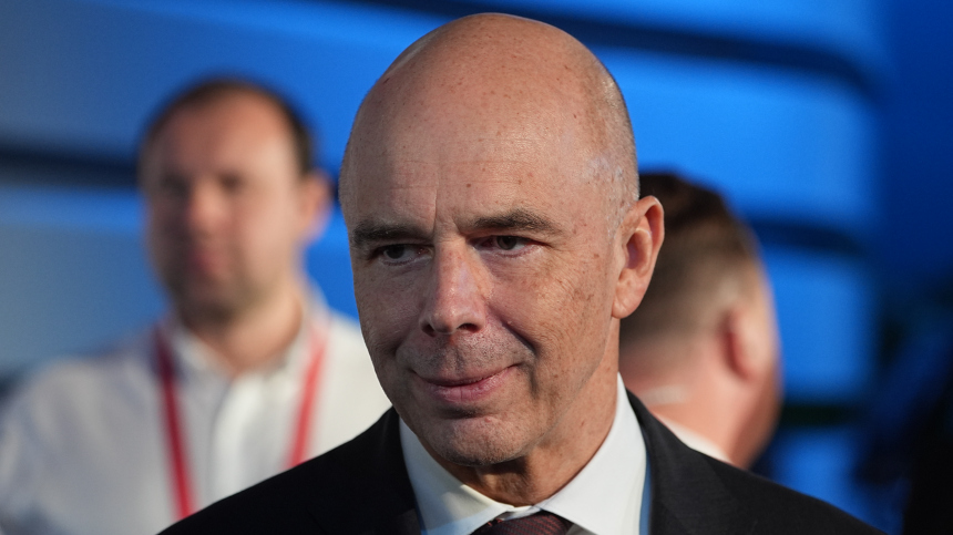 Силуанов: москвичам можно выпивать по бокалу вина на работе